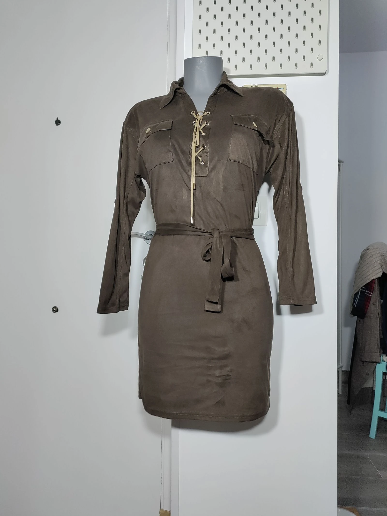 Vestido camisero antelina marrón topo estilo safari boho con cinturón – Ajusta a talla L (ver medidas)